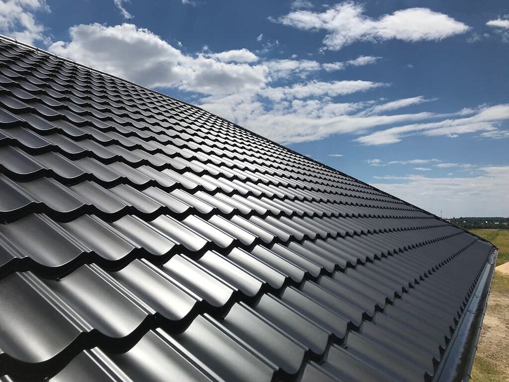 Почему металлическая кровля снова в моде в 2025 году: технологии и выгода
