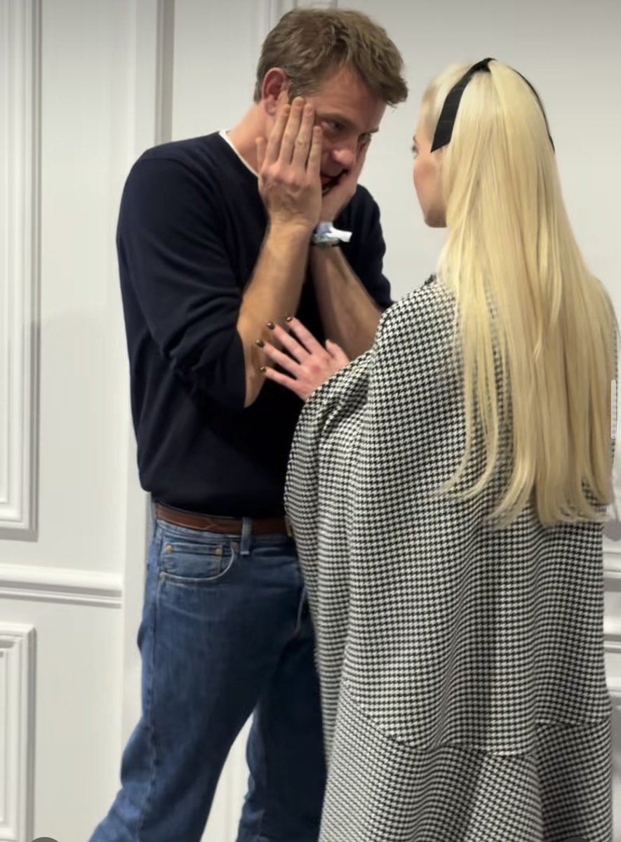 после показа: Джонатан обсуждает коллекцию с послом моды Диор, Аней Тейлор-Джой