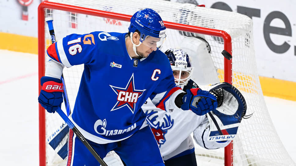 Нападающий команды СКА Сергей Плотников и вратарь «Торпедо» Денис Костин во время матча.📷Фото: ХК СКА