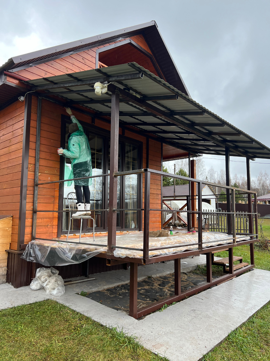 Крашу трубу краской по металлу 2в1 