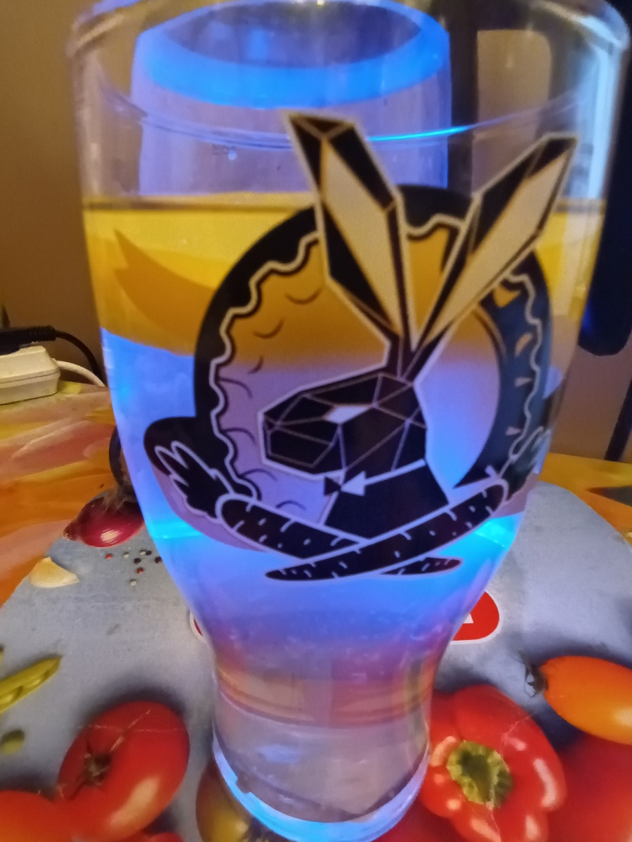 Любимая утренняя водичка с лимоном. А сзади греется чайник, чтобы пить ее теплой.