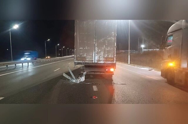    Легковушка на скорости влетела в стоящий на трассе грузовик. Фото: АиФ-Казань