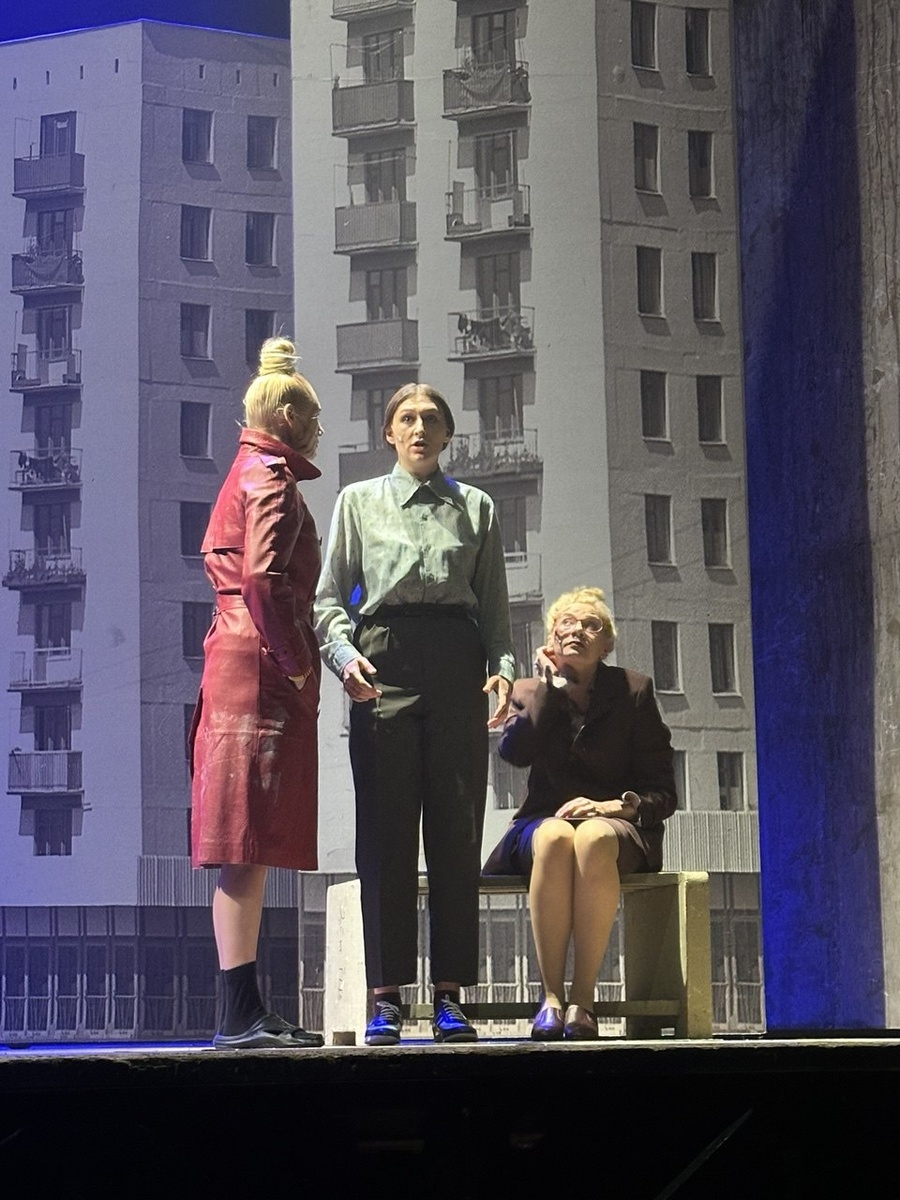  Агафья (Надежда Флерова), тетя ( Мария Матвеева) и сваха (Марфа Кольцова). Спектакль «Женитьба». Театр на Таганке. Фото автора.