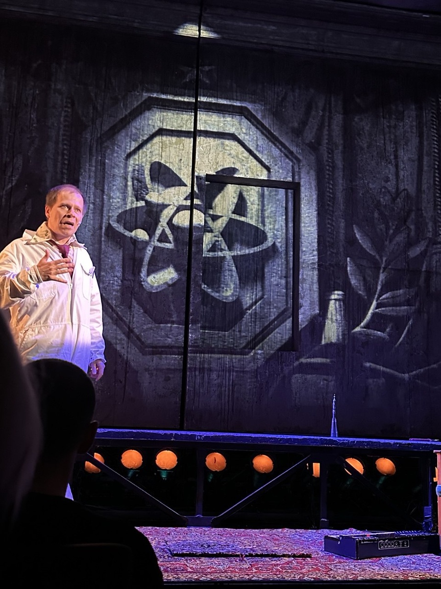 Подколесин (Олег Соколов).  Спектакль «Женитьба». Театр на Таганке. Фото автора.