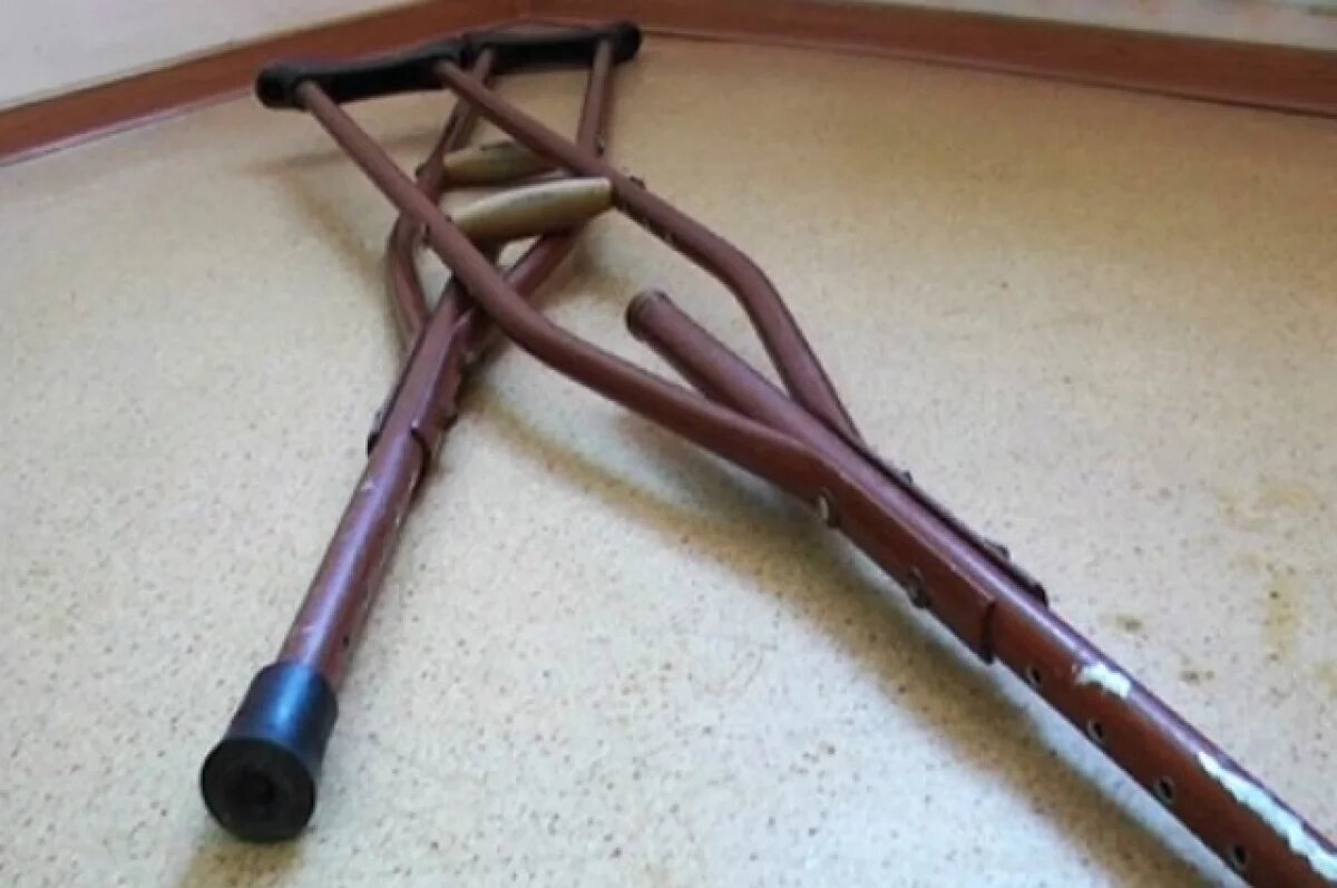    В Перми женщина сломала ногу на разрушенной лестнице сетевой аптеки