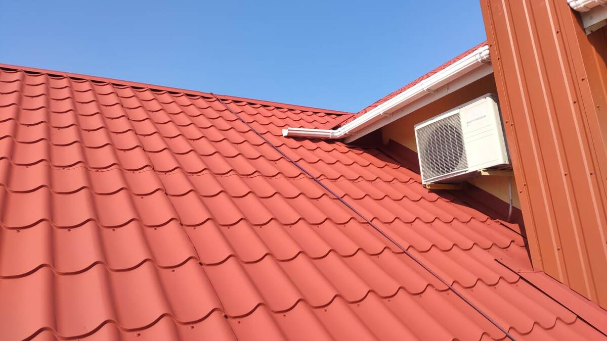 Шиферная крыша после окраски резиновой краской SuperDecor