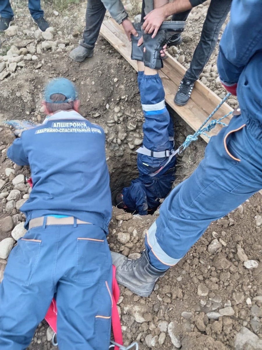    Спасателям пришлось нырять за ребенком в яму. Фото: соцсети