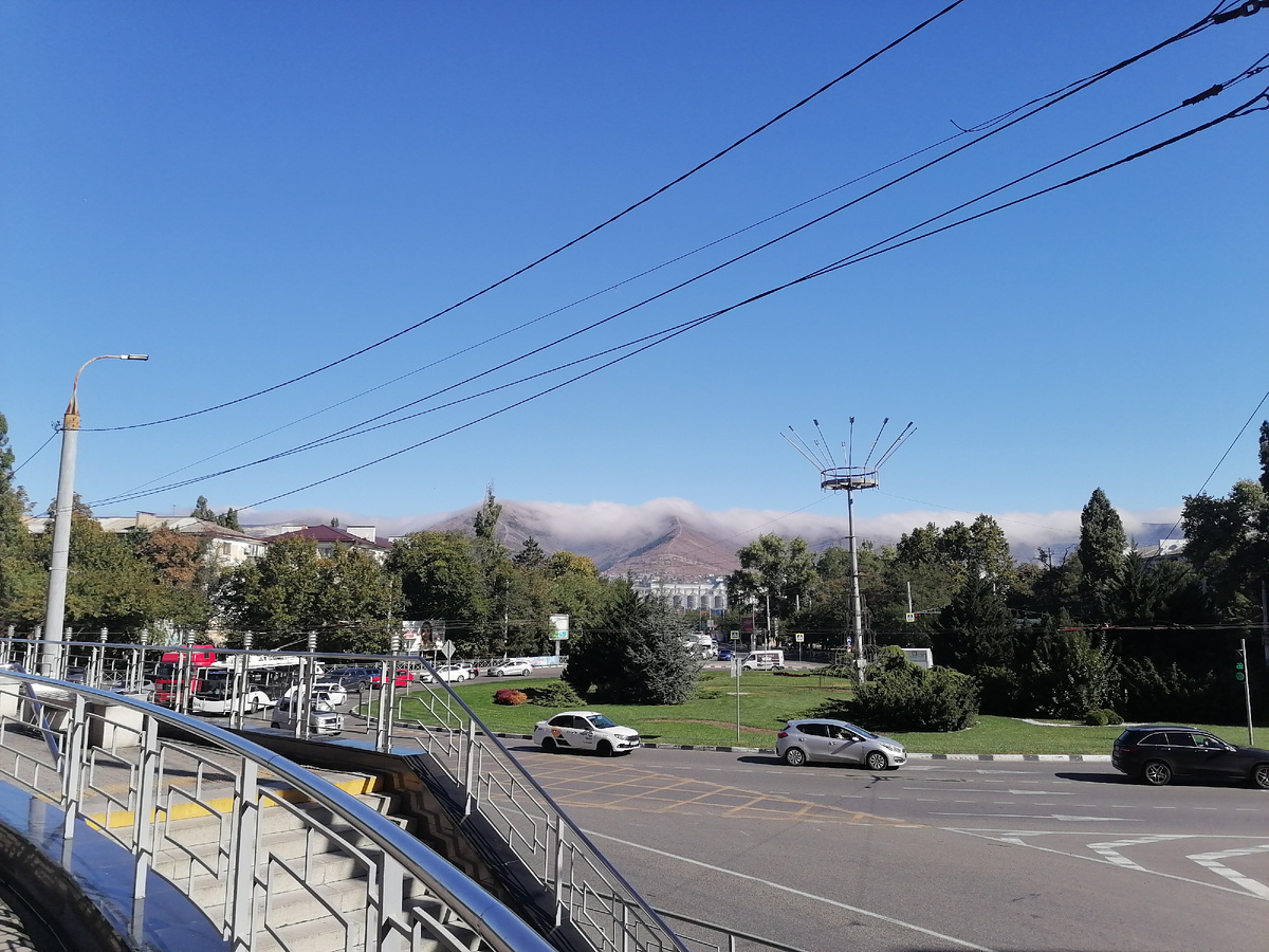 Небо сегодня чистое, но на горы опять надвигается пелена, возможно, скоро снова задует холодный ветер