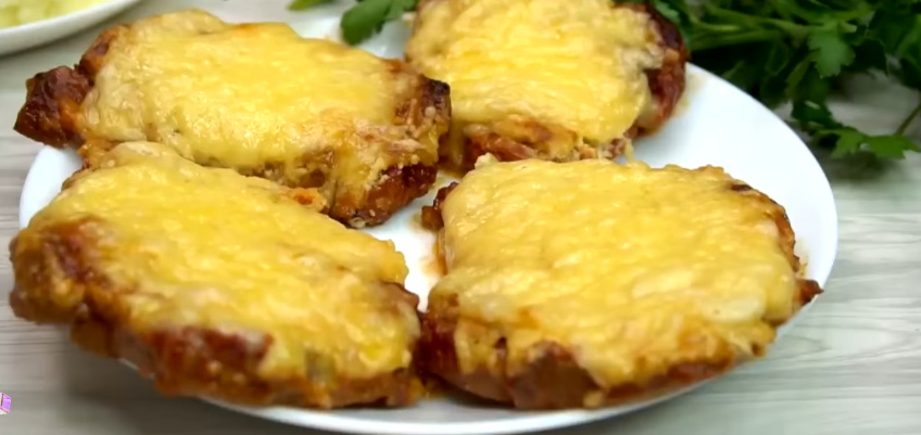 Рецепт, который поможет решить, что будет на ужин. Мясо по-французски: Готовится само, съедается мгновенно. Проще не бывает.