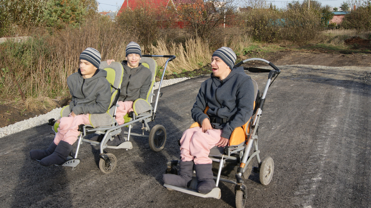 По мнению  мальчишек дорога в никуда  это весело. И чегог это мы с папой расшумелись.  