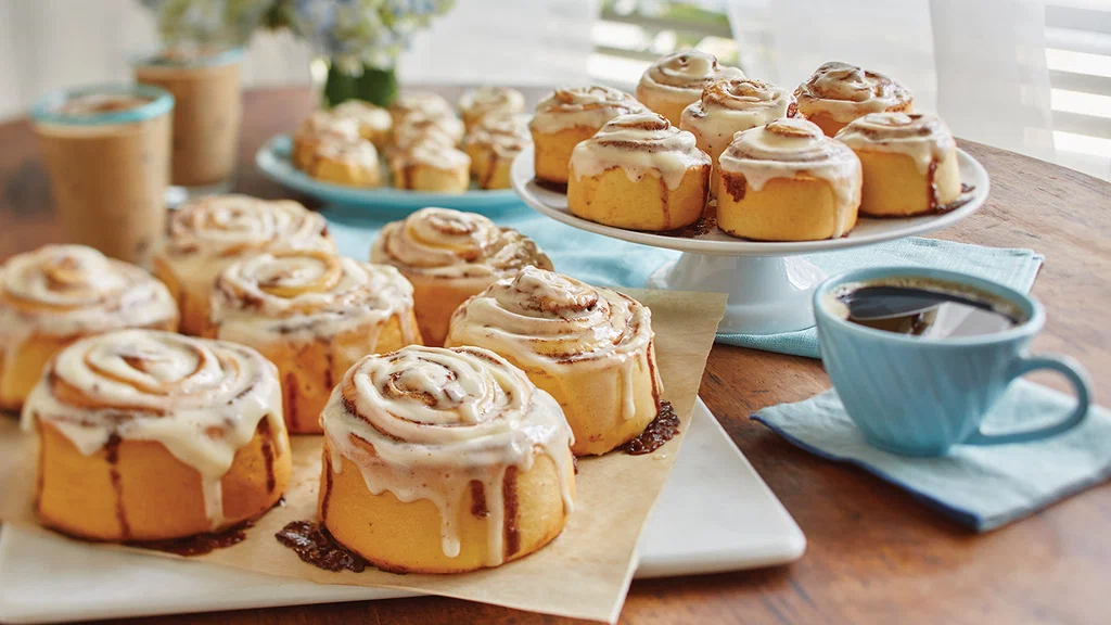 Аромат свежей выпечки сводит с ума, а желудок сводит от нее судорогой.