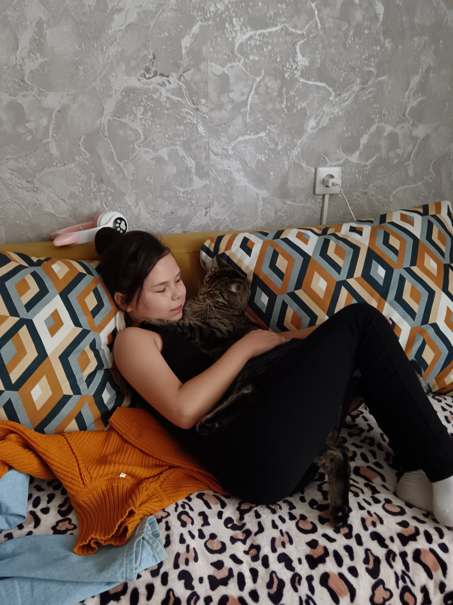 Или дочку с котом))