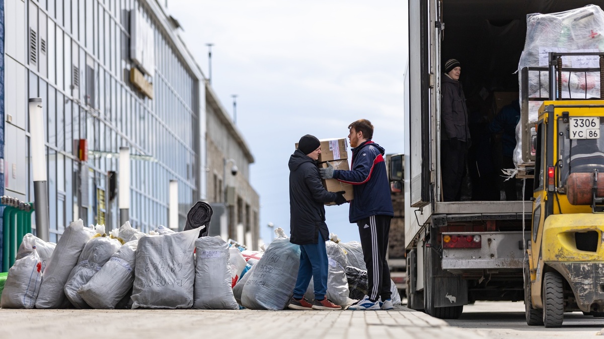    Около 500 тонн гуманитарной помощи отправили из Сургута в зону СВО с начала года