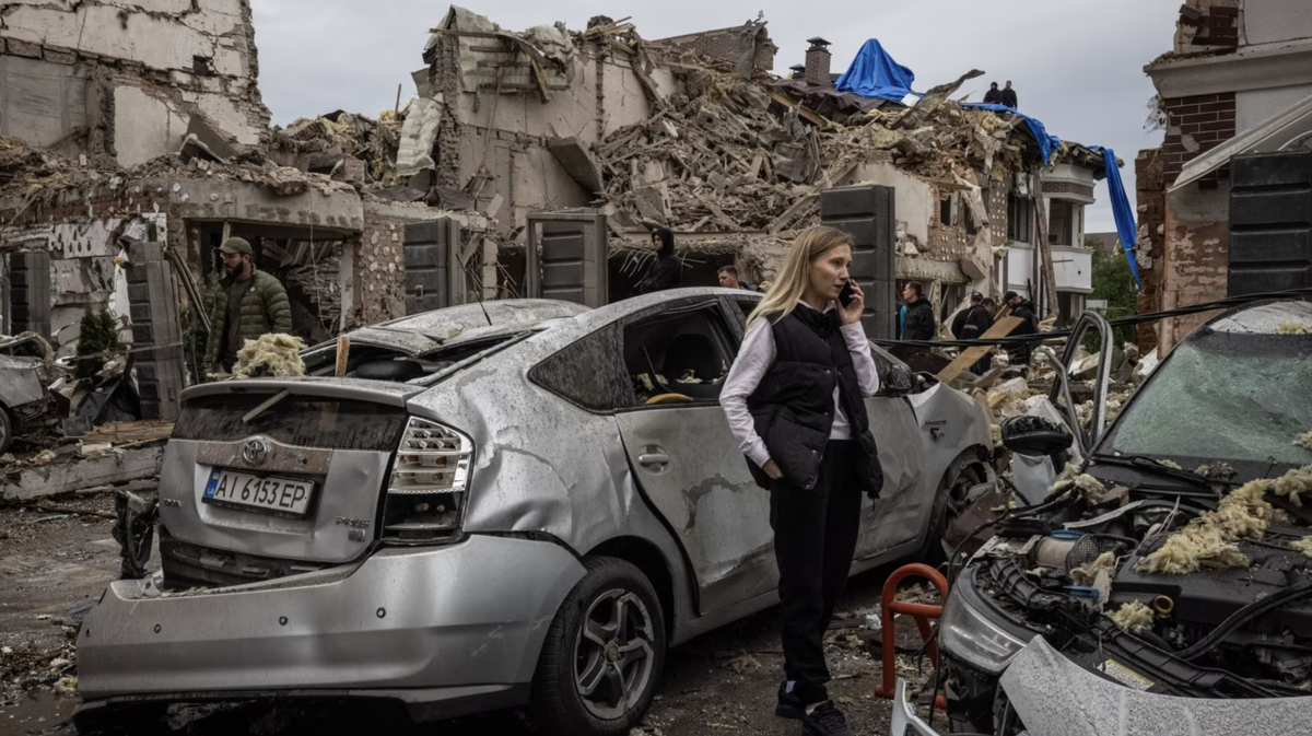 Повреждённые автомобили и здания после российского ракетного удара по Киеву в воскресенье © Ed Ram/Getty Images