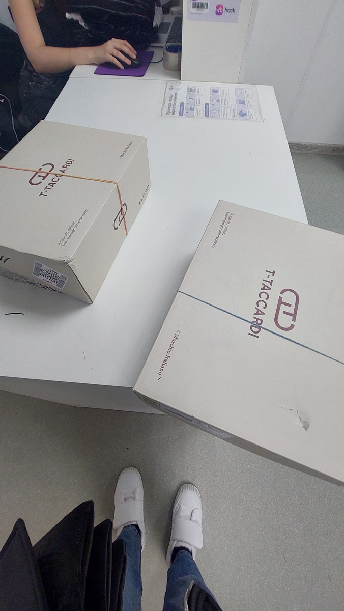 Буквально на днях заказала на Вб кроссовки и уже получила их. Оказались очень удобными и ношу их ежедневно, но белый цвет очень маркий и я чищу их ежедневно. 