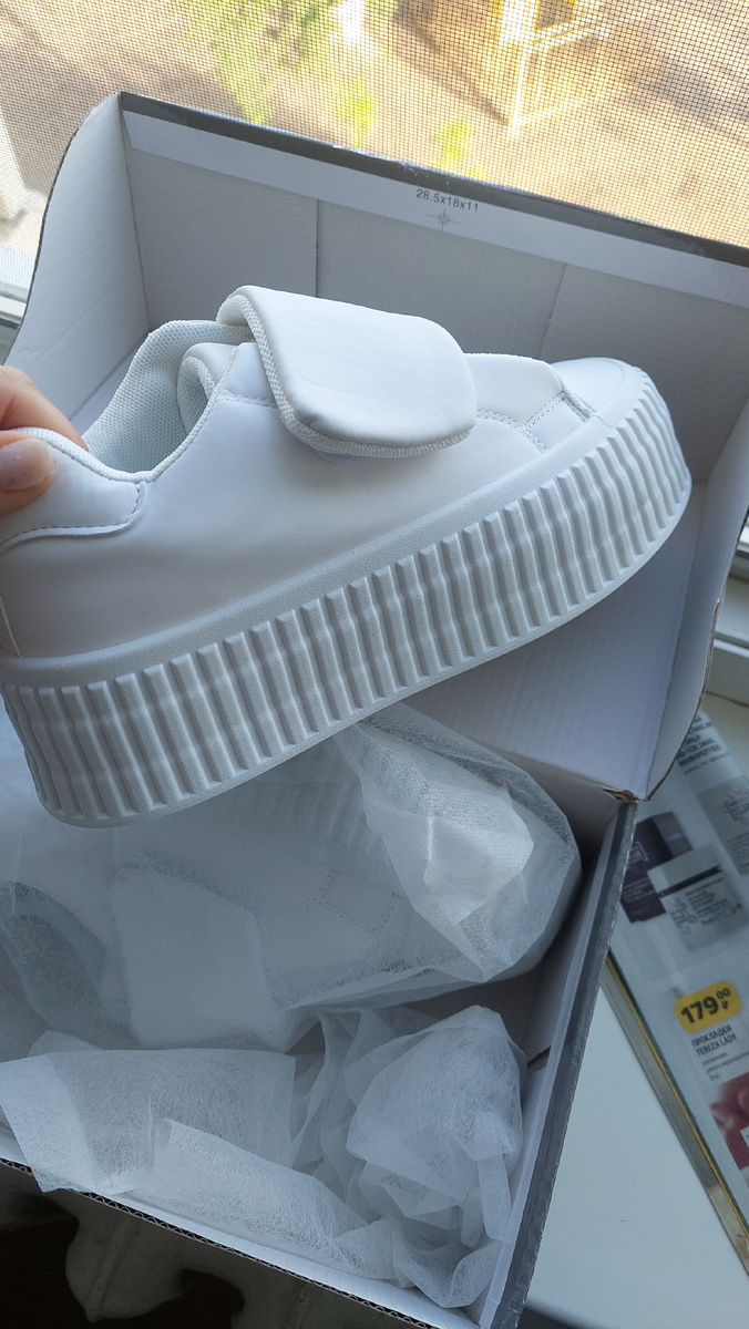 Вот такие на высокой подошве чтобы не промокнуть в осенних лужах. 