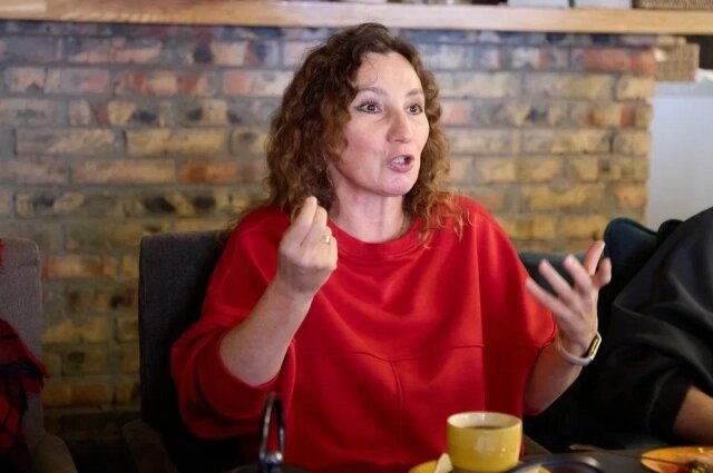    По словам режиссёра, для неё отношения — ежедневная работа, но в удовольствие. Фото: Городской драматический театр им. Л.И. Ермолаевой/ Александр Марашан