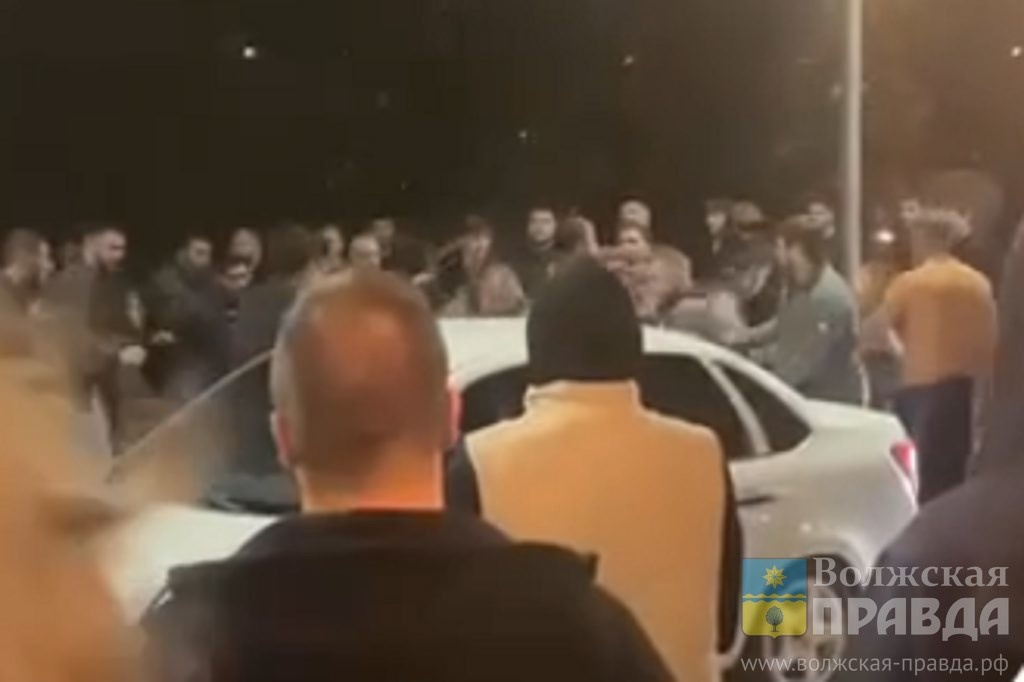 Скриншот видео с тгк "Короче, Волгоград"📷    Нож, кастет и выстрел: в Волжском по факту массовой драки у «Вкусно и точка» возбуждено уголовное дело
