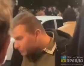 Скриншот видео с тгк "Короче, Волгоград"📷    Нож, кастет и выстрел: в Волжском по факту массовой драки у «Вкусно и точка» возбуждено уголовное дело
