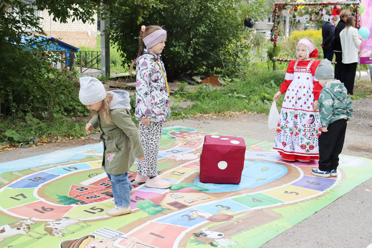 Дети на свежем воздухе играли в большую напольную игру