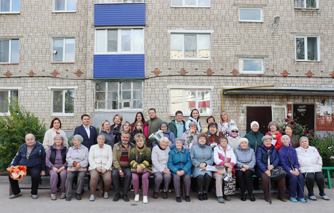
Соседи по дому Свердлова, 23 запечатлели памятный момент, когда они все вместе отмечают радостный праздник