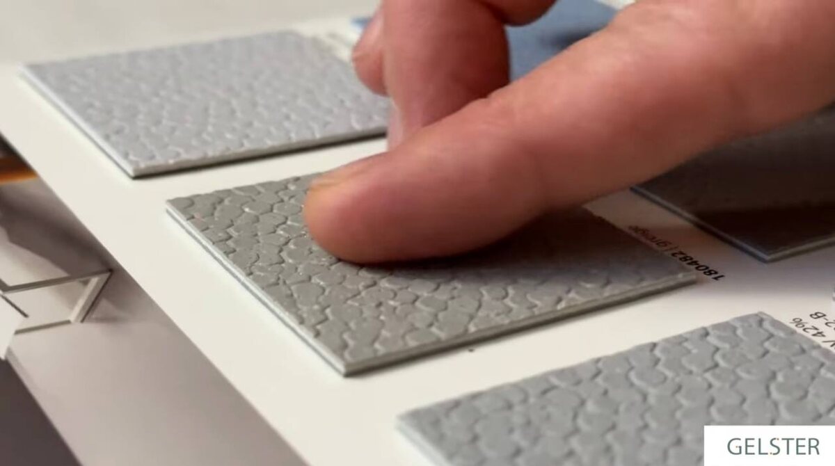 Рельефный слой ПВХ у противоскользящего линолеума.