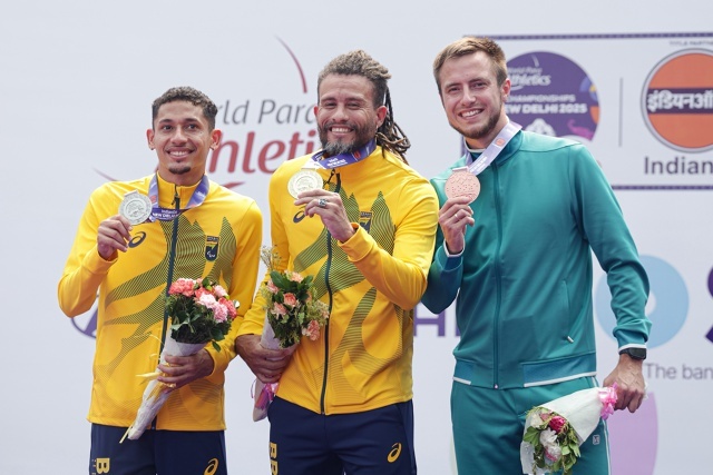    Андрей Вдовин (на снимке справа) продолжает доказывать, что он настоящий боец и великолепный мастер