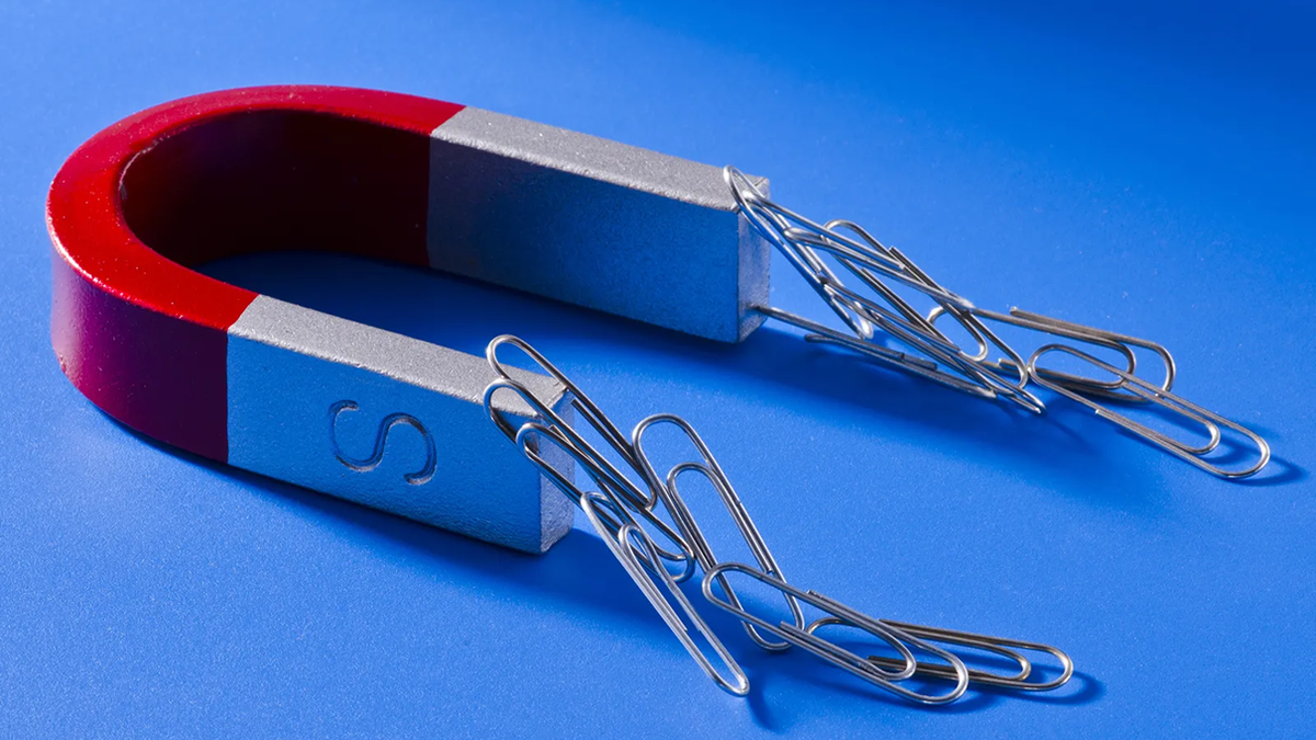 Магнит притягивает только ферромагнитные металлы, такие как железо, никель, кобальт.