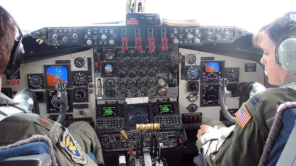    Кабина Boeing KC-135 / Публичное достояние