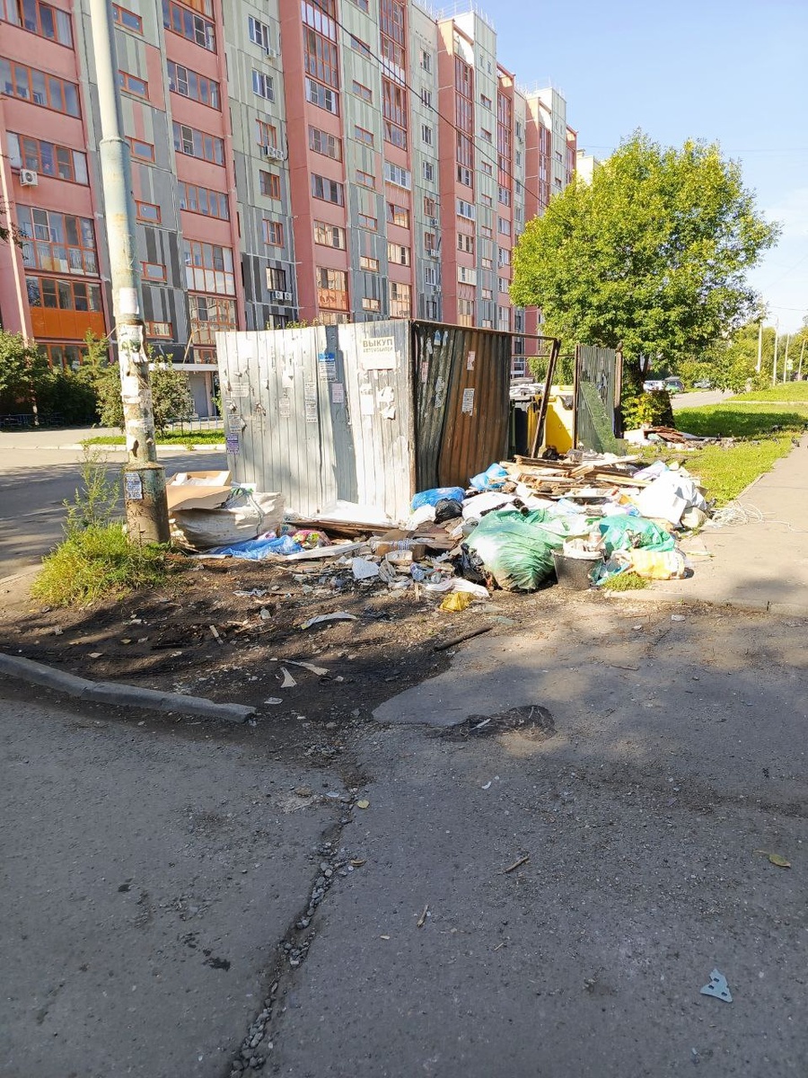 Бесхозная контейнерная площадка - разрушены ограждения, вокруг валяется мусор