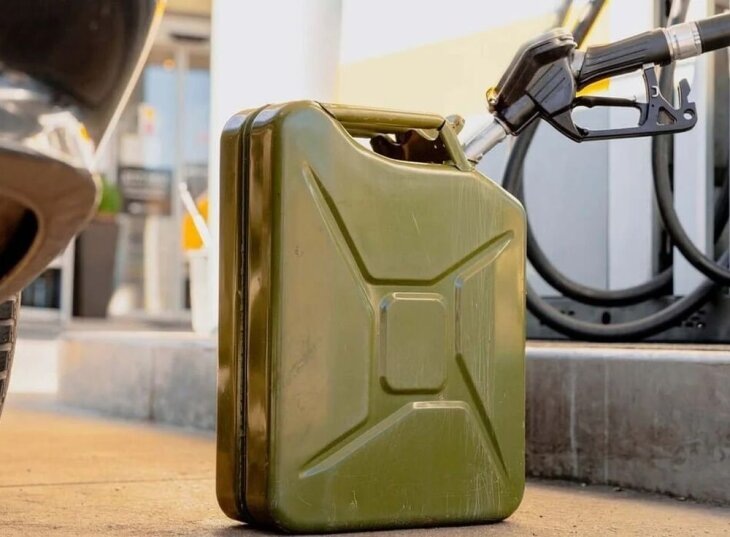     Заправка бензином в 20-литровую канистру. Источник: ruhy.kz.