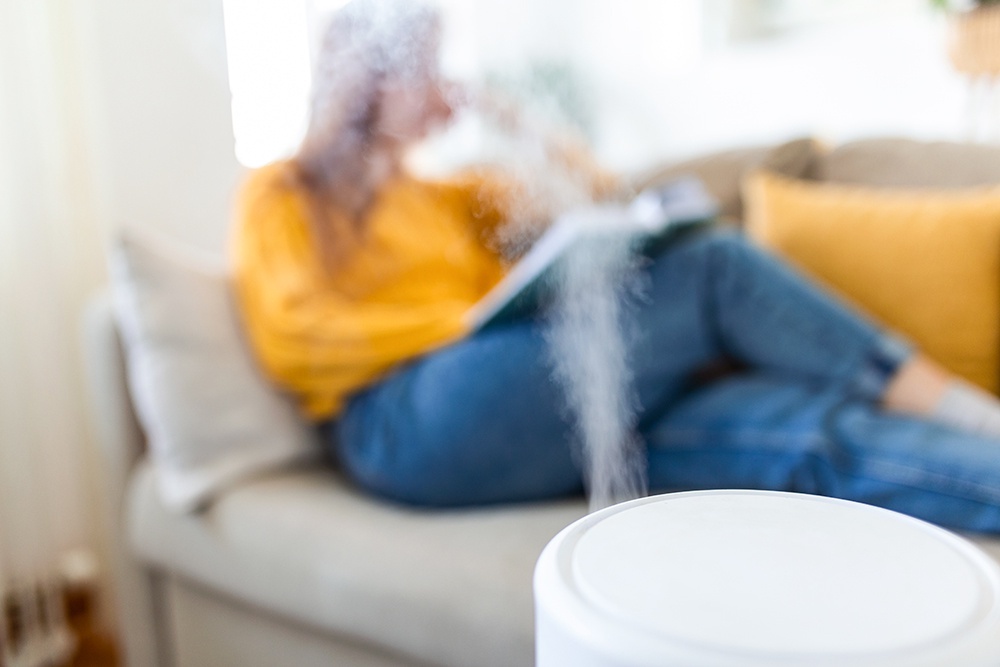    Лучше всего ставить увлажнитель воздуха в центре комнаты, на возвышенности (на столе или тумбочке) на расстоянии от стен и мебели. / freepik.com