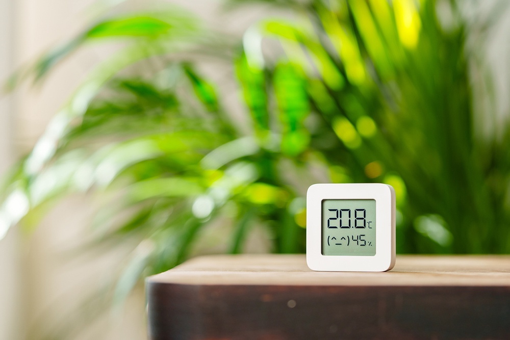    Гигрометры могут сочетать в себе функции двух приборов - термометра и гигрометра и измерять одновременно влажность и температуру воздуха в помещении. / Фото: iStock