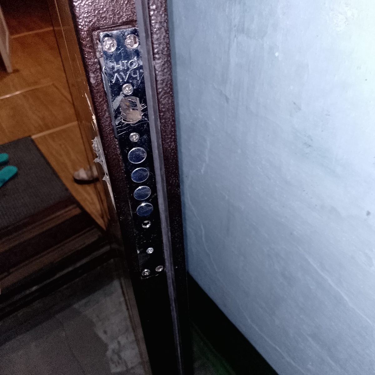    Изначальное состояние: в торце двери установлена старая лицевая планка «ЛУЧ».