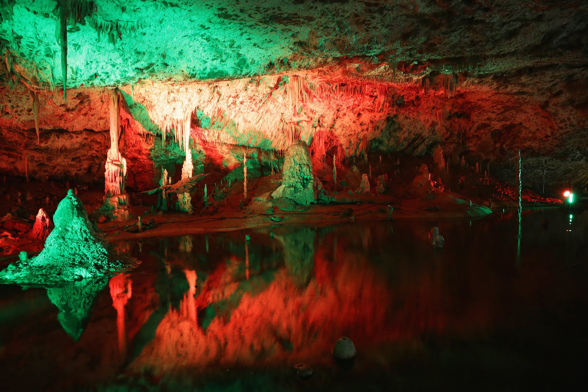 Драпировки сталагмитов и сталактитов в чешской пещере. Источник: VisitCzechia