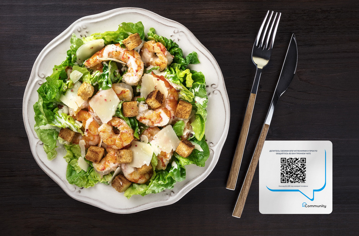 Посетитель сканирует QR-код и переходит в Community