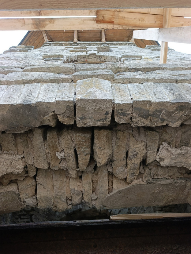    В поселке Свеча спасают старинную башню, которую власти забыли на 20 лет