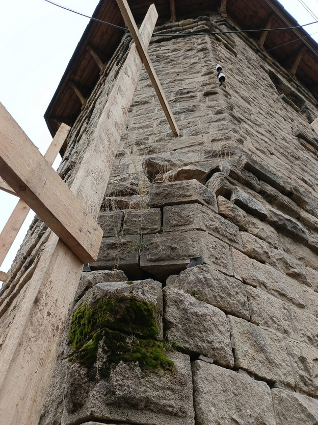    В поселке Свеча спасают старинную башню, которую власти забыли на 20 лет