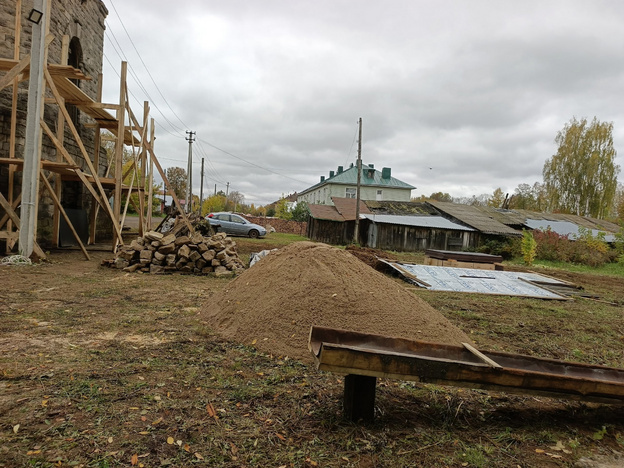    В поселке Свеча спасают старинную башню, которую власти забыли на 20 лет