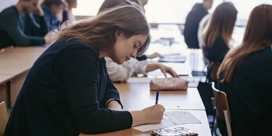 София бросила универ ради его "спокойствия", а через 5 лет стала "скучной и необразованной". Разбираемся, как созависимость разрушила жизнь