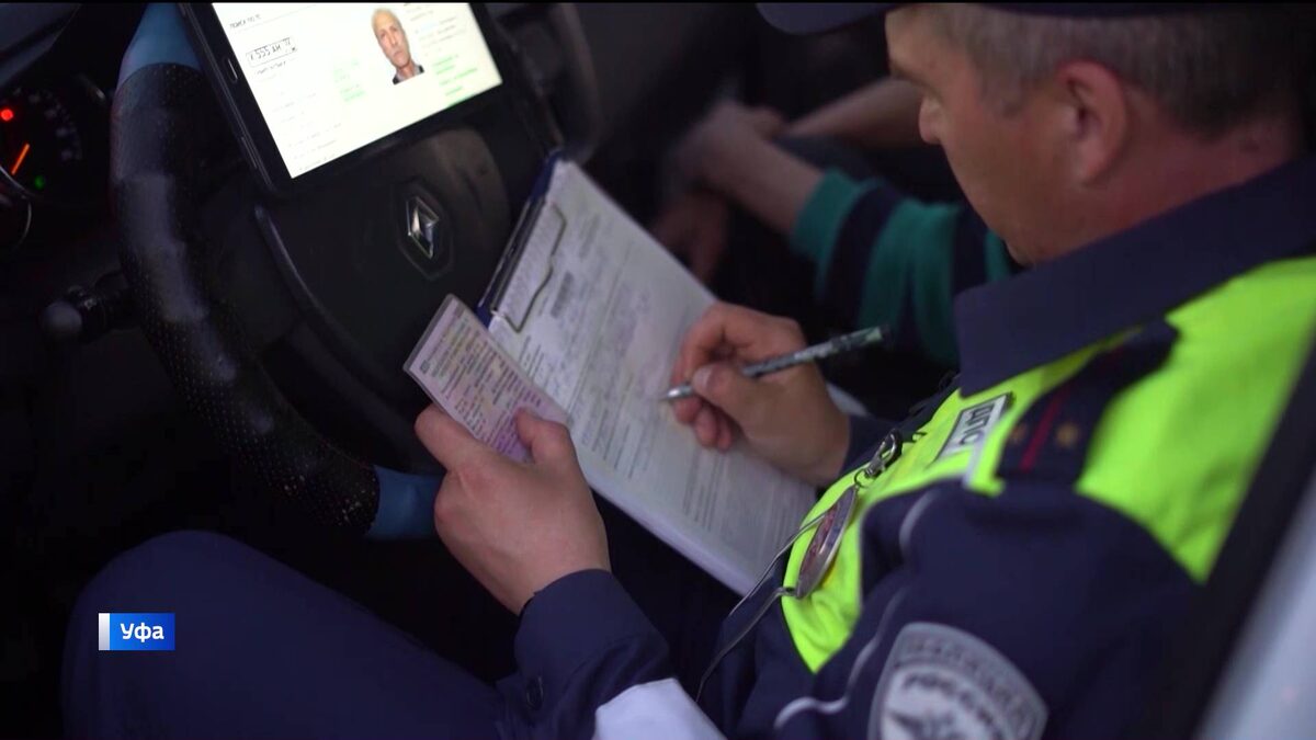    На двух улицах Уфы организовали массовые проверки водителей