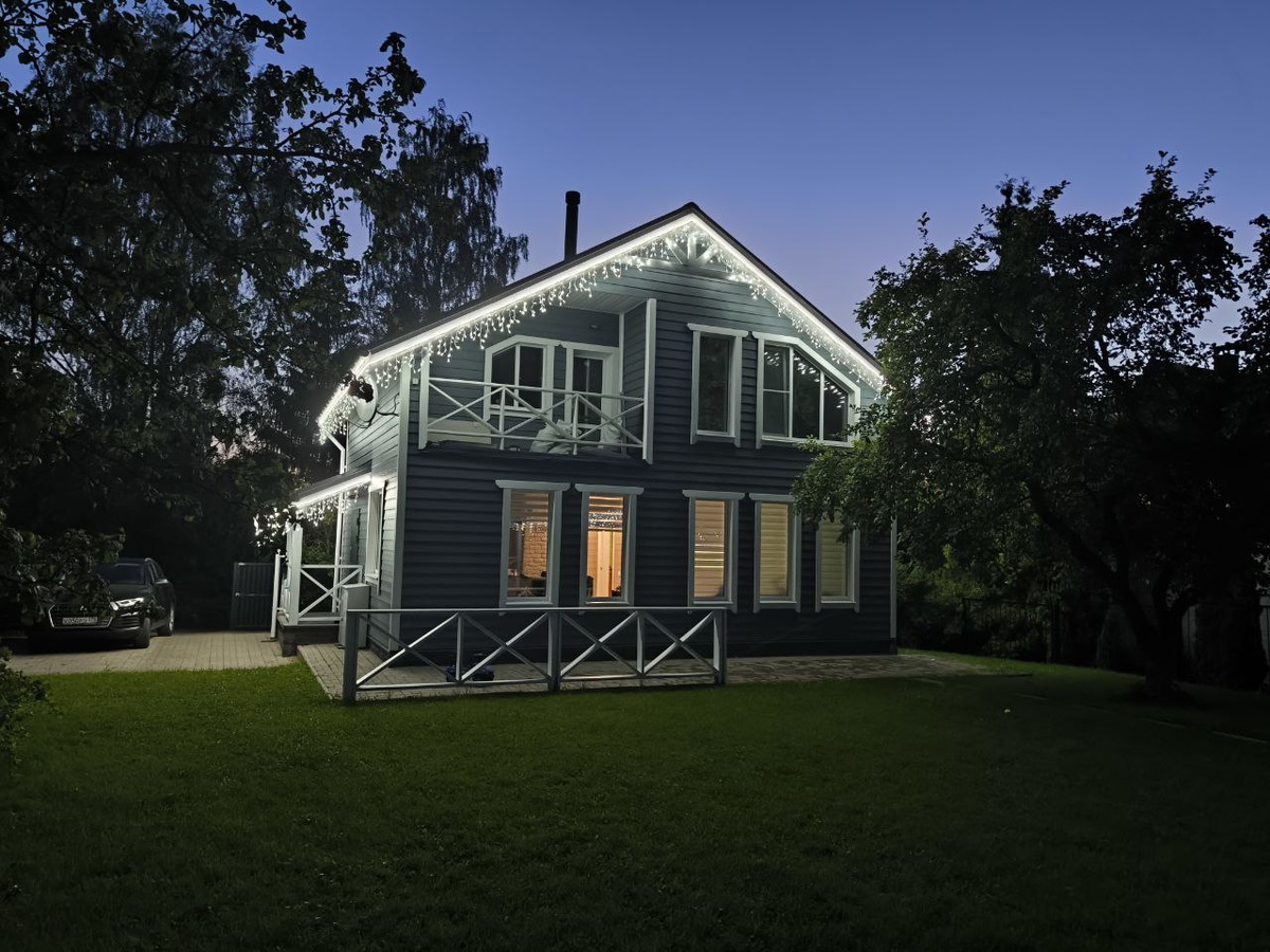 Вот домик снаружи. В этом году украсили бахромой.