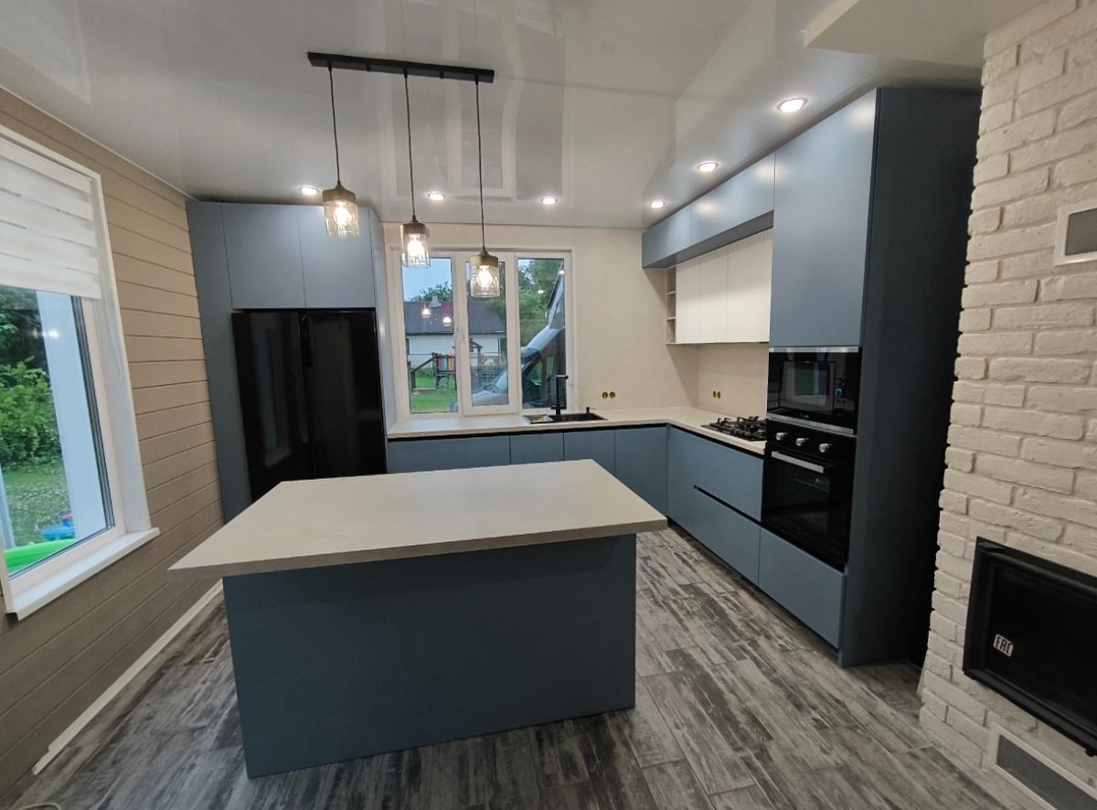 Кухню на первом я уже показывала, но продублирую. 