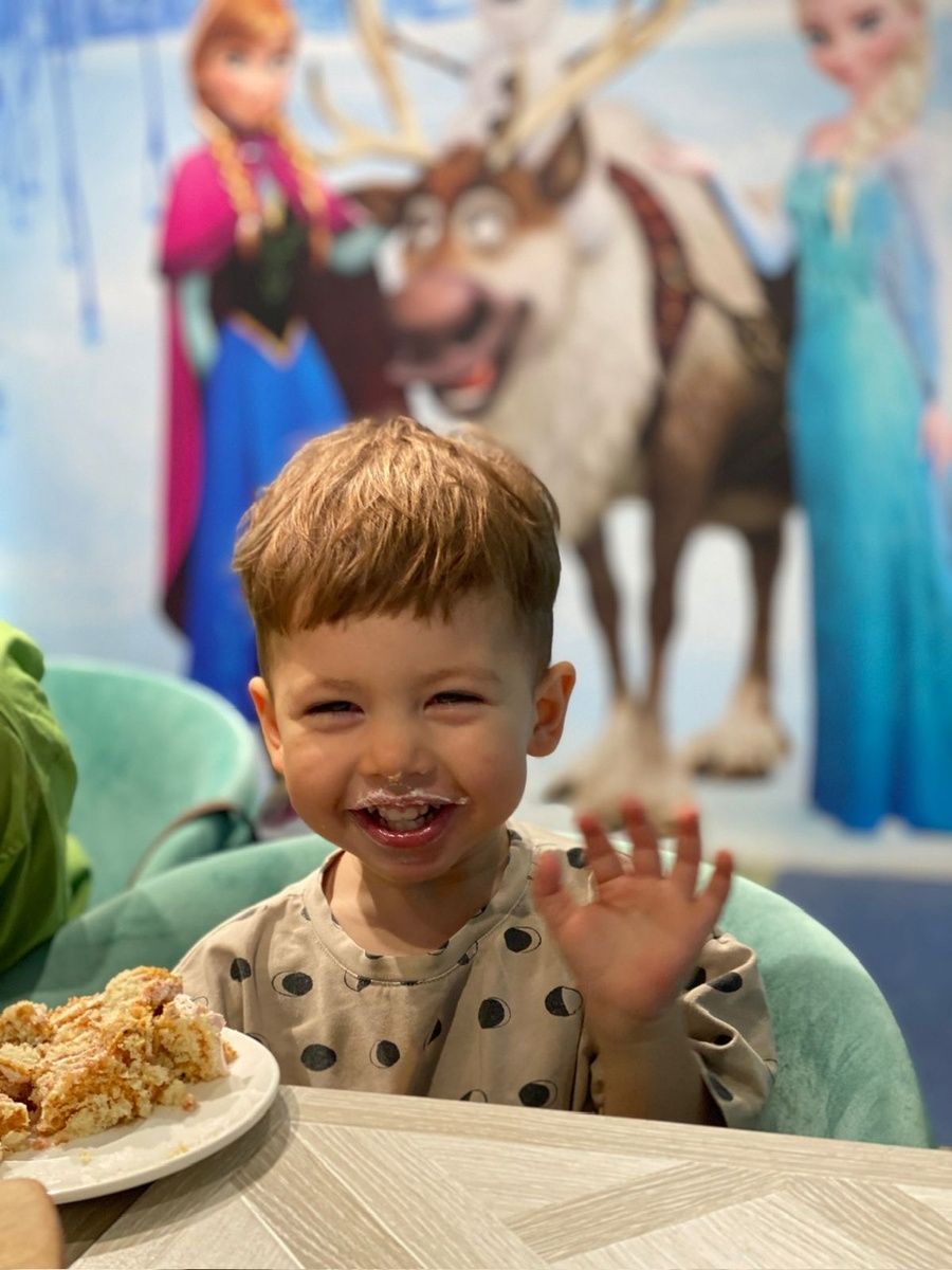 Это Жора на дне рождения подружки ест торт 