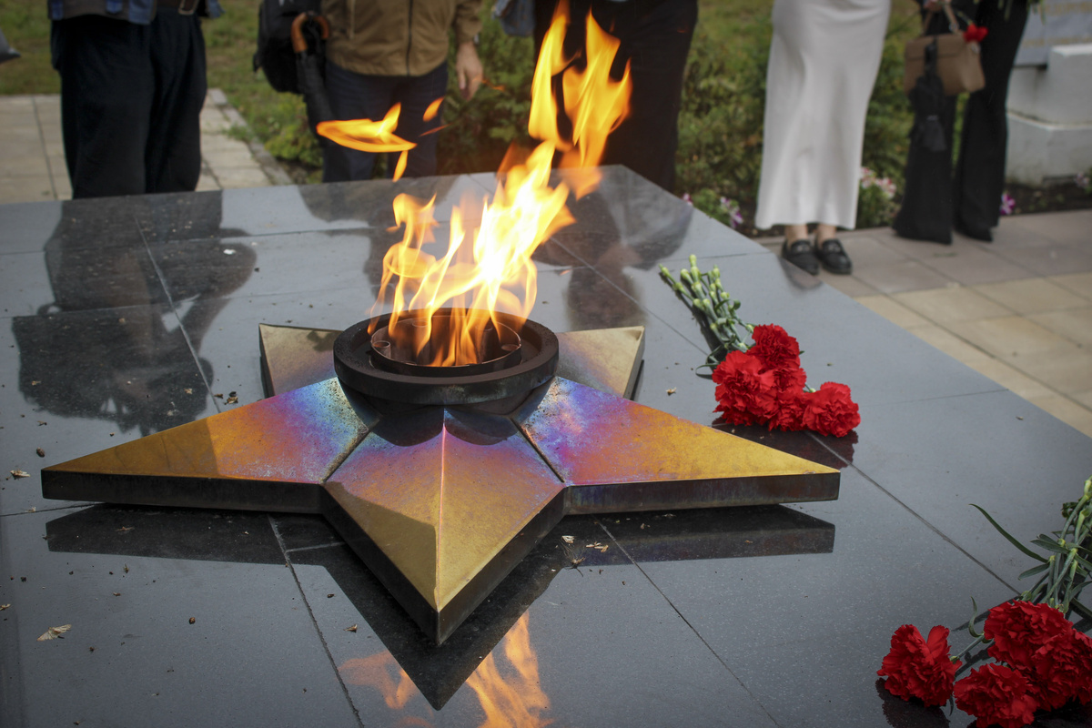 Полицейские Санкт-Петербурга задержали двоих мужчин, подозреваемых в осквернении мемориала на Марсовом поле.  Фото: Фото: ФедералПресс / Ксения Кобалия