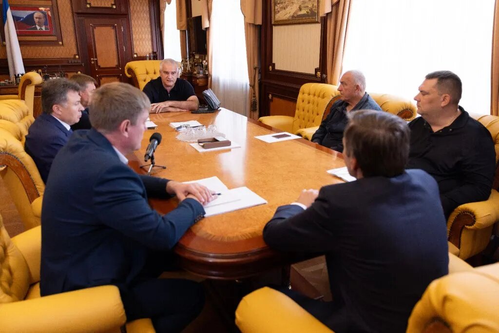 Глава Крыма Сергей Аксенов 29 сентября провел встречу с руководством компаний, которые занимаются продажей бензина в Крыму, чтобы достигнуть договоренностей о временной фиксации цены на ряд марок топлива//Фото: Управление информации и пресс-службы главы Республики Крым