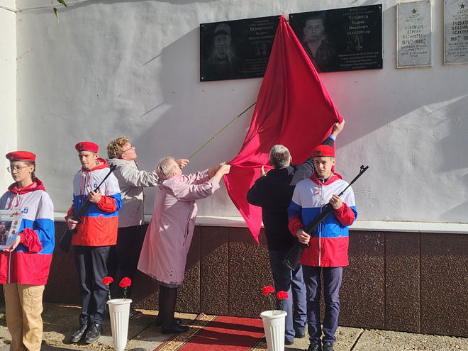 
Момент открытия мемориальной доски героя