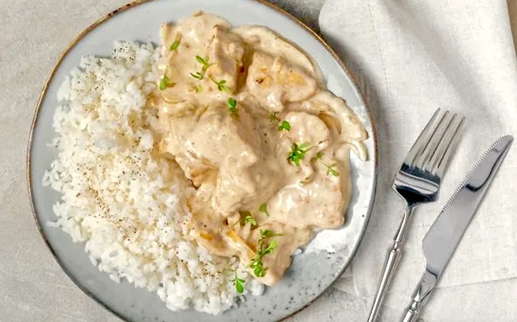 Фрикасе из куриной грудки с бразильским рисом и шампиньонами.