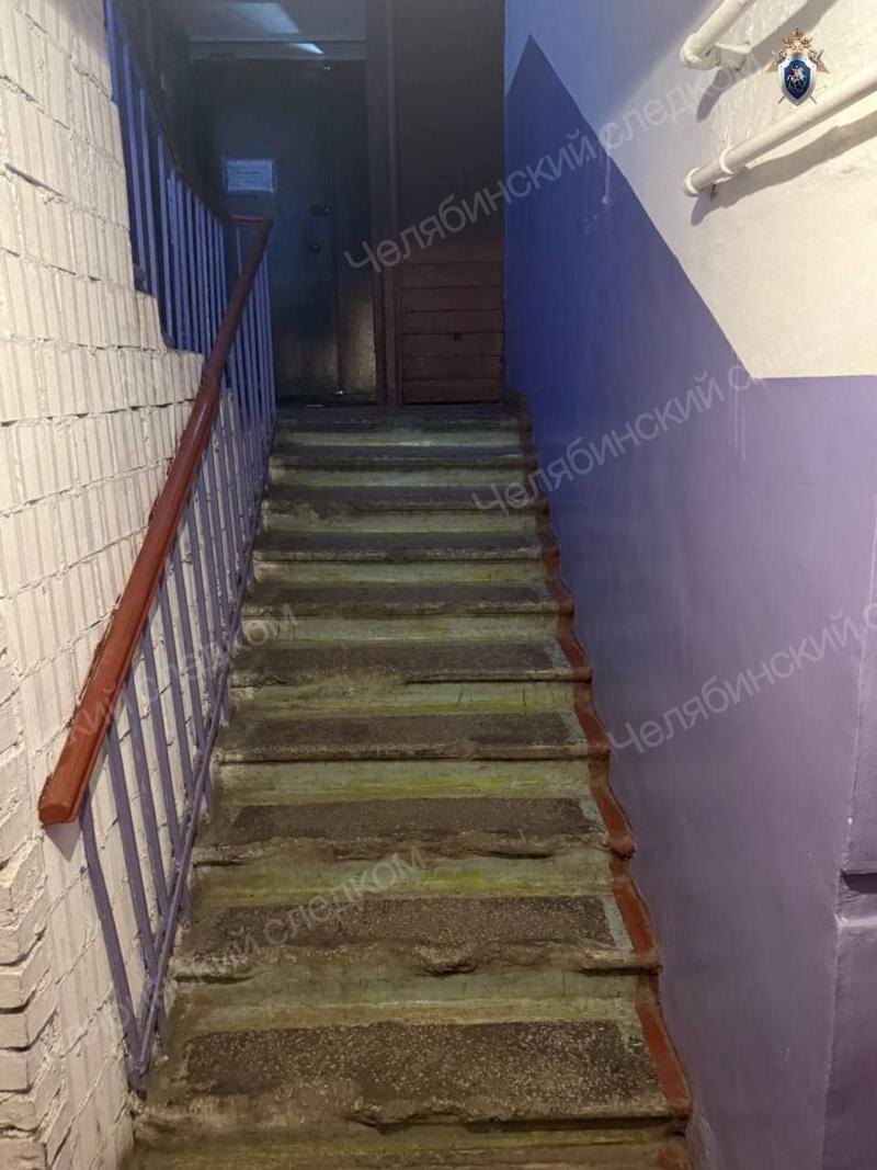    СУ СКР по Челябинской области. Лестница в подъезде дома, где травмировался житель Магнитогорска