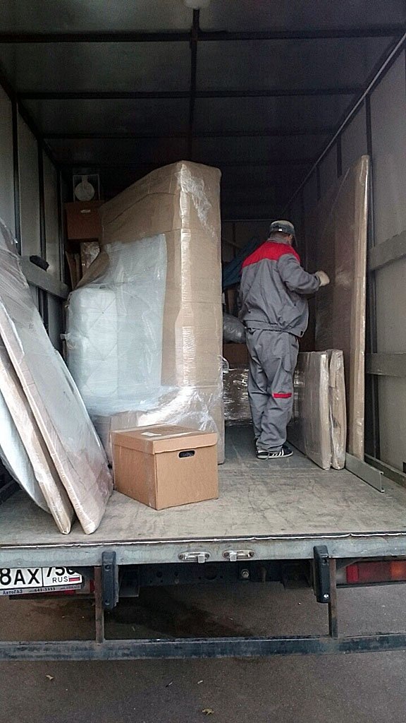 Всю мебель и крупногабаритную технику хорошо упаковали и вывезли на склад ля временного хранения